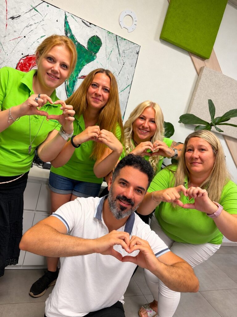 Das Team von Pflegeherzen formt mit den Händen Herzen
